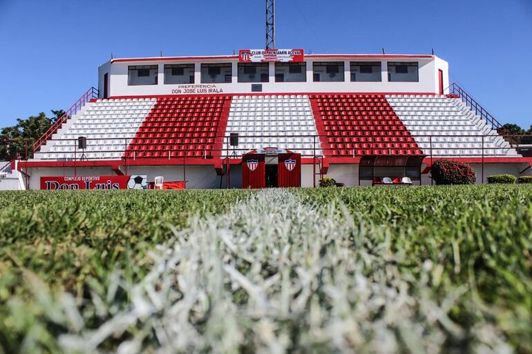 Vista del sector preferencial del estadio Isidro Rousillón, que albergará el partido entre Benjamín Aceval y Presidente Hayes.