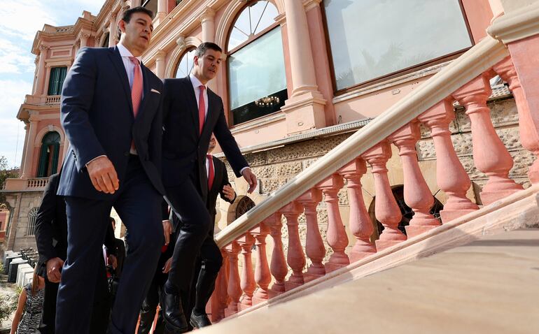Silvio "Beto Ovelar" y Santiago Peña suben los escalones del Palacio de Gobierno