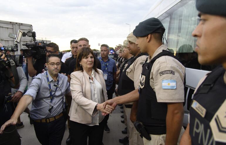 La ministra de Seguridad de Argentina, Patricia Bullrich, saluda a los oficiales miembros de las fuerzas federales enviadas a Rosario, provincia argentina. 