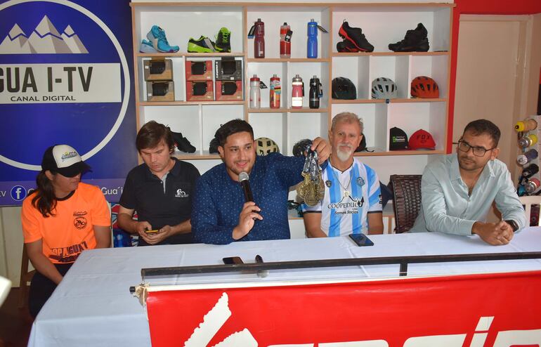 Los organizadores de la competencia ciclistica en Villarrica durante la presentación del evento.