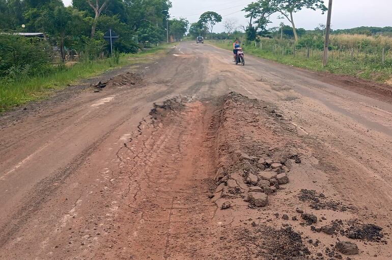 La ruta PY08 está destrozada en varios puntos entre San Estanislao y Santa Rosa del Aguaray, siendo la peor parte la que se encuentra en Lima.