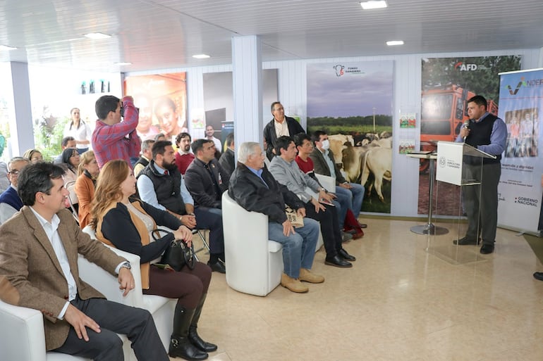 El Lic. Bernardo Sosa, gerente del SIRT, durante la presentación de su informe, en un acto realizado en el stand del MAG, en el marco de la Expo 2022.