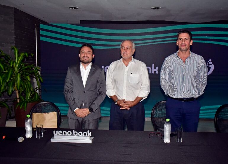 Juan Manuel Gustale, director de ueno bank, Eduardo Gross Brown, pdte. de AGC, y Diego Aguayo, vicepresidente de AGC.