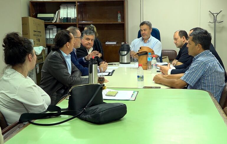 Reunión en la Junta Municipal de la Municipalidad de Asunción, entre concejales y líderes de la iniciativa ciudadana. 