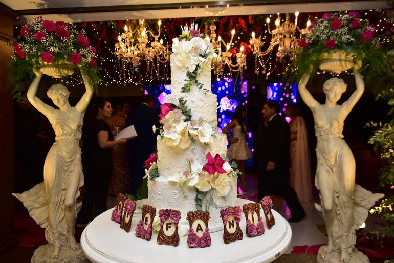 La fiesta estuvo ampliamente decorada con arreglos de flores naturales por Rossana Ortiz.