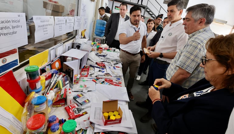 Santiago Peña prometió que los kits llegarían a todos y a tiempo.