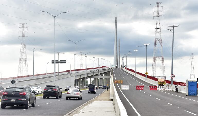 A los lados del Puente Héroes del Chaco se pueden ver las torres de alta tensión de la ANDE, que aseguran no representan peligro.