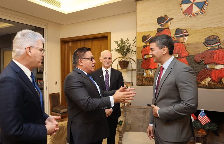 Santiago Peña, presidente electo del Paraguay, en ocasión de una reunión con congresistas norteamericanos y el embajador de Estados Unidos en Paraguay, Marc Ostfield. (Foto de archivo).