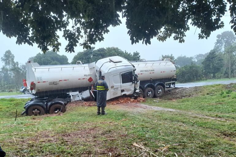 Camión cisterna involucrado en accidente fatal ocurrido en San Estanislao en la ruta PY03.