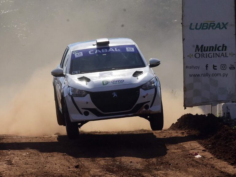 El Peugeot 208 Rally4 de Diego Cruz en la clasificación del Rally del Chaco 2024 en el Autódromo Rubén Dumot, en Capiatá, Paraguay.