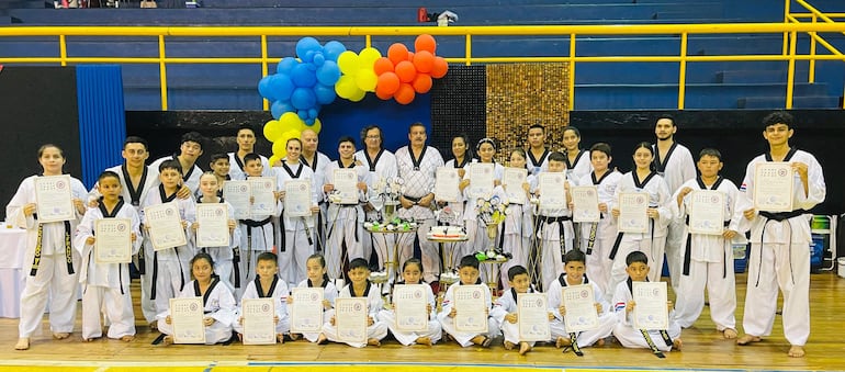 Alumnos de la Asociación Itapuense de Taekwondo luego de realizar con éxito sus exámenes.