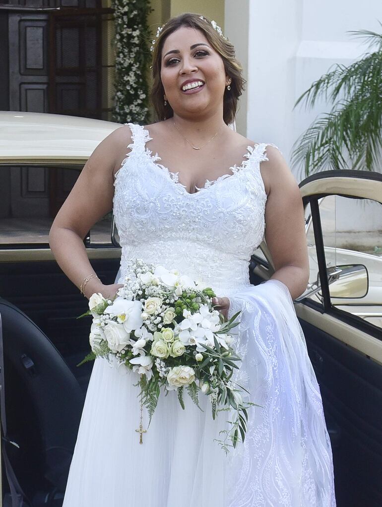 La novia lució hermosa con un vestido de Negro Vázquez, y fue maquillada y peinada por Lila Grassi.