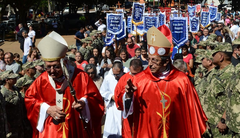 Moseñor Pedro Collar Noguera (derecha) en la explanada de la Catedral San Blas, llega para asumir el cargo.