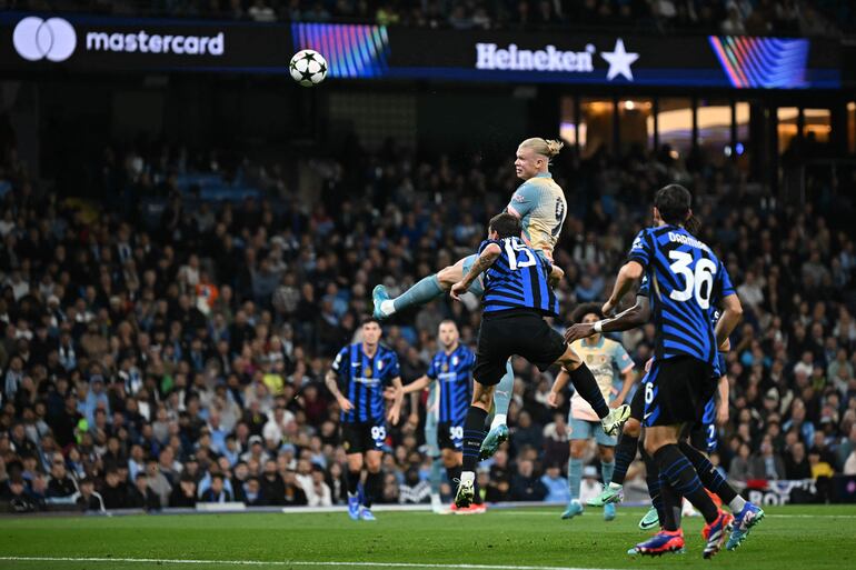 Manchester City's Norwegian striker #09 Erling Haaland (C) has this header saved during the UEFA Champions League, league phase football match between Manchester City and Inter Milan at the Etihad stadium, in Manchester, north-west England, on September 18, 2024 (Photo by Paul ELLIS / AFP)