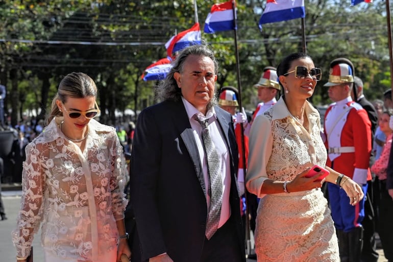 Elke Szmuc Castillo, José Ortiz y Carmen Castillo llegan a la Catedral Metropolitana de Asunción, para el Tedeum. josé ortiz