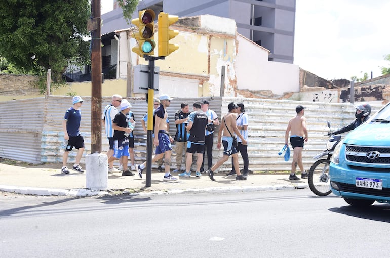 Hinchas argentinos caminaban en una ciudad sucia y en ruinas, de ida al estadio de la Nueva Olla.