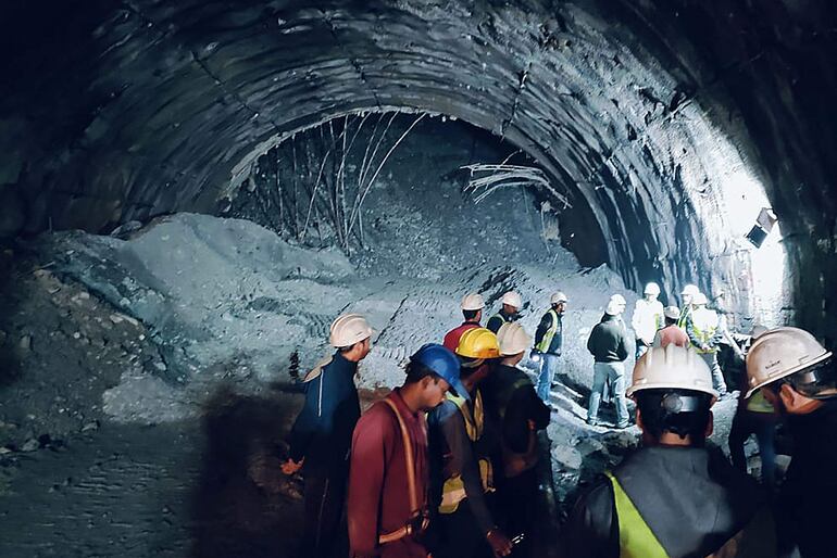 Rescatistas trabajan contrarreloj para salvar a unos 40 obreros atrapados en una construcción de un túnel. (AFP)