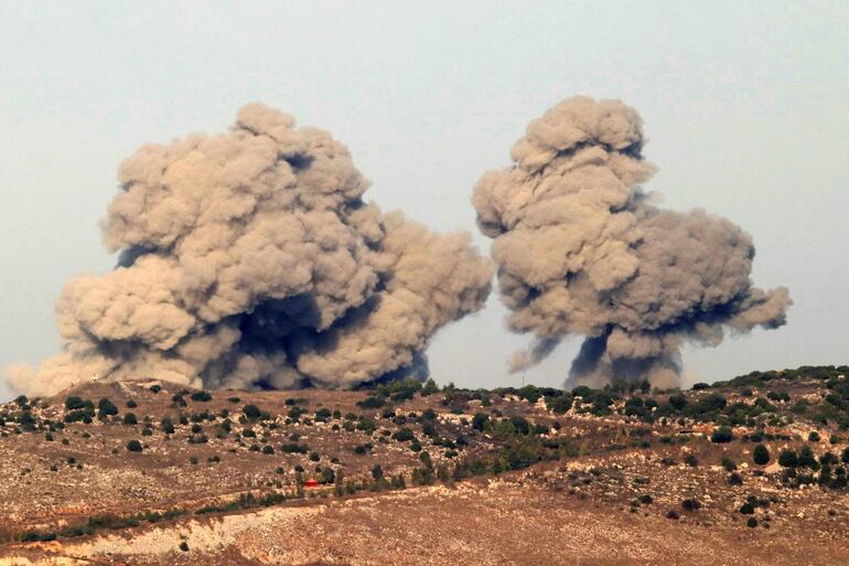 Humo sobre Nabatieh, Líbano, luego de un bombardeo israelí este lunes.