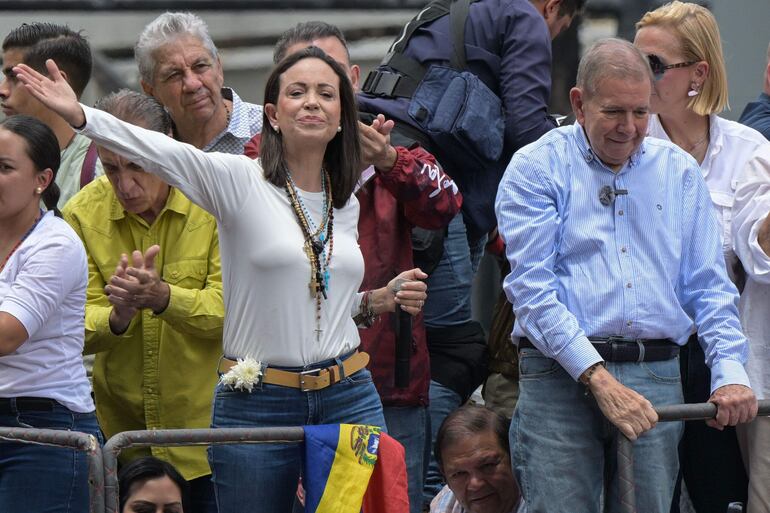 Maria Corina Machado, líder opositora venezolana (izq.). (Photo by Yuri CORTEZ / AFP)