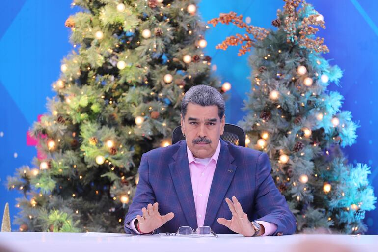 Fotografía cedida por Palacio Miraflores del presidente de Venezuela, Nicolás Maduro en su programa semanal de televisión "Con Maduro +", en Caracas (Venezuela). El argentino Luis Moreno Ocampo, exfiscal de la Corte Penal Internacional, afirma, en una entrevista con EFE, que no basta un posible procesamiento del presidente de Venezuela, Nicolás Maduro, por delitos de lesa humanidad, porque el país necesita una transición hacia la democracia y no un poco de “maquillaje”.