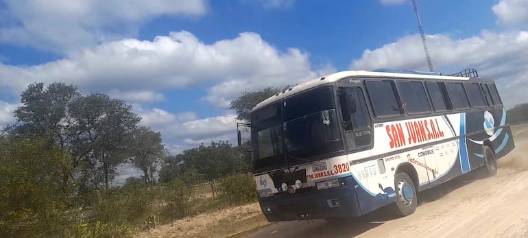 Tras 15 días de paralización temporal por las malas condiciones del camino, desde este viernes se reinician los viajes del colectivo desde la capital del país hasta Fuerte Olimpo.