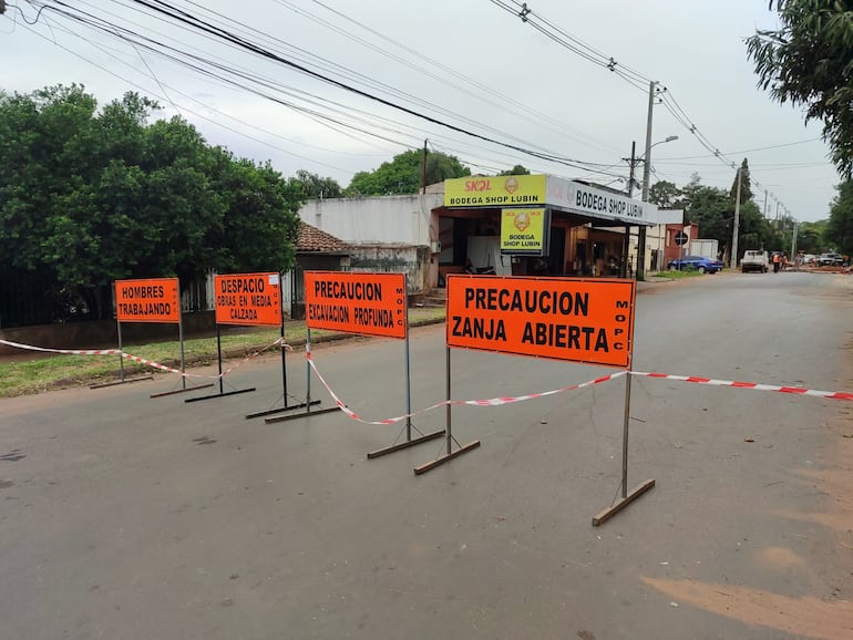 En la calle que conduce al barrio Loma también prosiguen los trapajos.