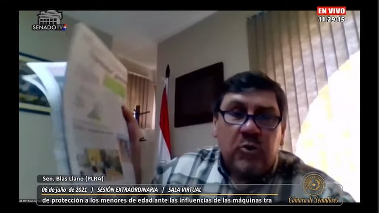 El senador Blas Llano muestra el diario ABC Color y resalta que la empresa iCrop SA obtendrá una ganancia de US$ 1,5 millones al mes por regular las máquinas "tragamonedas" del país, durante la sesión extraordinaria. Afirmó que se debe poner fin al contrato entre esa empresa y Conajzar.