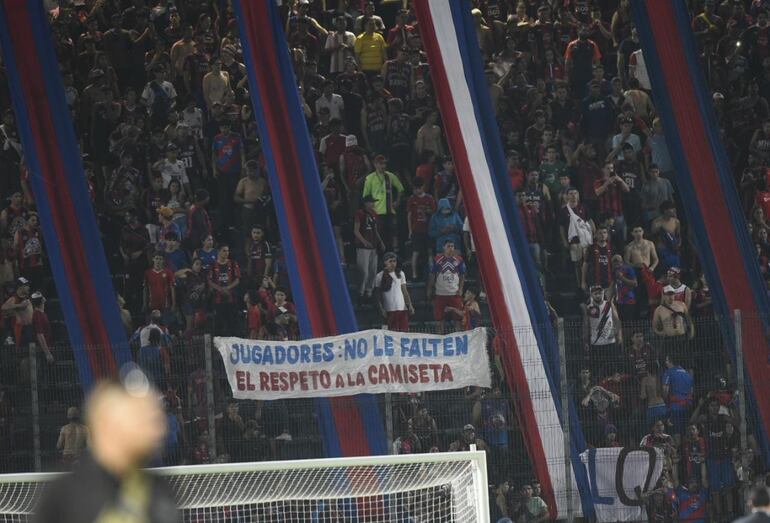 La bandera con la frase "Jugadores: no le falten el respeto a la camiseta" que colgaron los hinchas en la Gradería Norte de La Nueva Olla en el partido de Cerro Porteño contra Guaireña por la primera fecha del torneo Clausura 2023 del fútbol paraguayo.