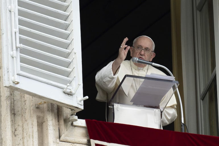 Una foto proporcionada por los medios del Vaticano muestra al Papa Francisco dirigiendo la oración del Ángelus desde la ventana de su oficina con vista a la Plaza de San Pedro en la Ciudad del Vaticano, este domingo 2 de julio de 2023.