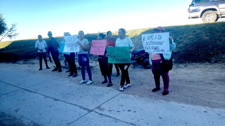 Familiares y amigos de la pareja que perdieron a su bebe se manifestaron para pedir la intervención del Hospital.