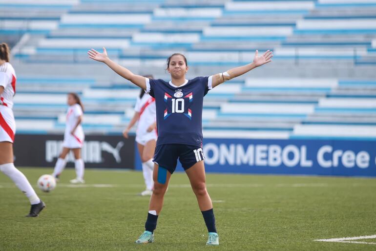 Fatima Acosta  (19 años) otra vez dijo presente a su cita con el gol, ayer alcanzó seis tantos. (Foto: APF)