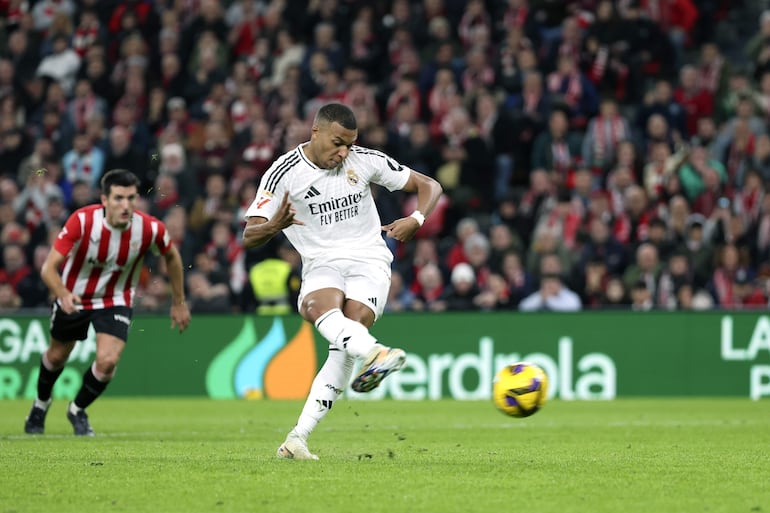 BILBAO, 04/2/2024.- El delantero del Real Madrid Kylliam Mbappé lanza un penalti, durante el partido de LaLiga que Athletic Club y Real Madrid disputan este miércoles en el estadio de San Mamés, en Bilbao. EFE/Luis Tejido
