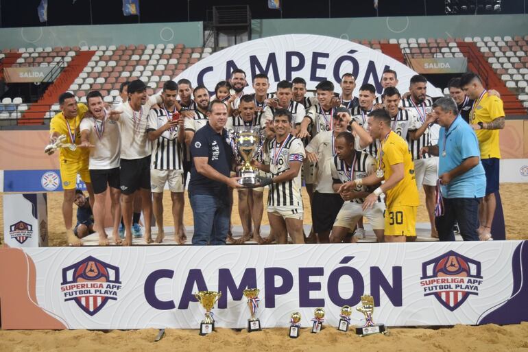 Celebración del plantel liberteño que se consagró bicampeón de la Superliga de fútbol playa.