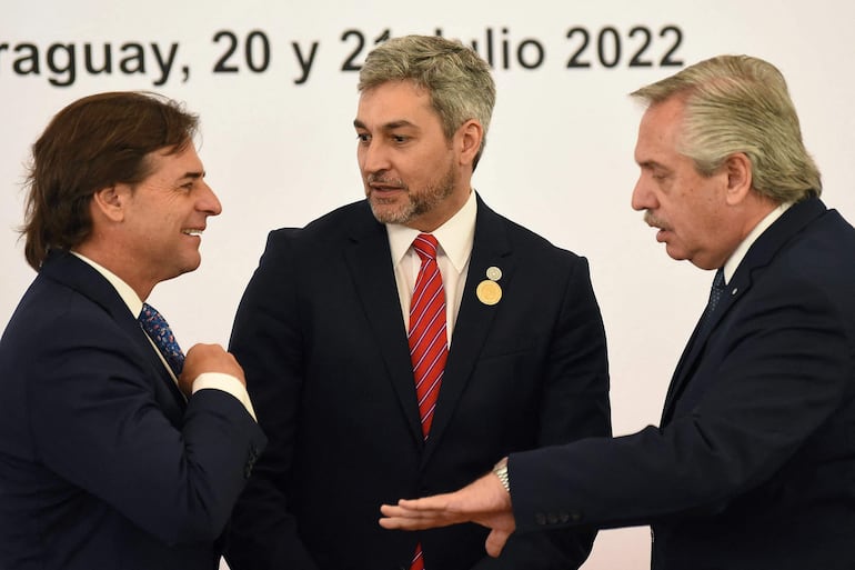 El presidente de Uruguay, Luis Lacalle Pou (i), el mandatario saliente de Paraguay, Mario Abdo Benítez (C); y el jefe de Estado argentino, Alberto Fernández, durante una Cumbre del Mercosur. 