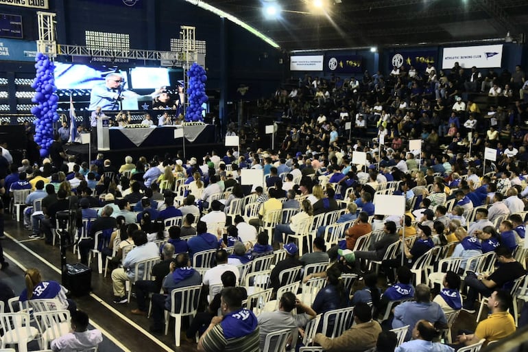 Convencionales decidieron desdoblar las elecciones partidarias de las municipales.