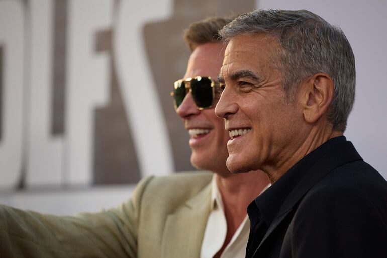 Brad Pitt y George Clooney derrocharon buena onda en la premier de 'Wolfs' en Los Ángeles, California. (EFE/EPA/ALLISON DINNER)
