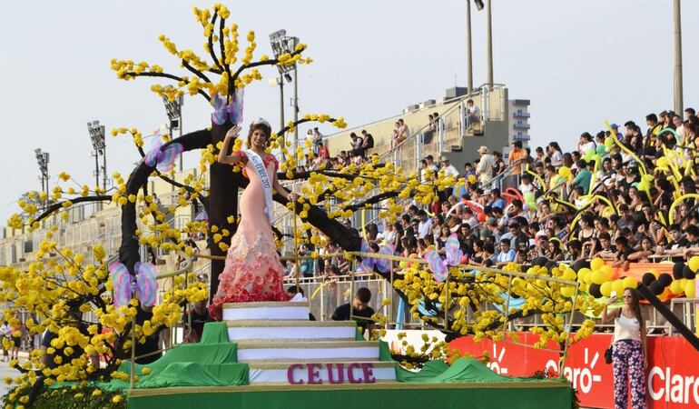 Foto de archivo. Desfile de carrozas estudiantiles en Encarnación (2019).