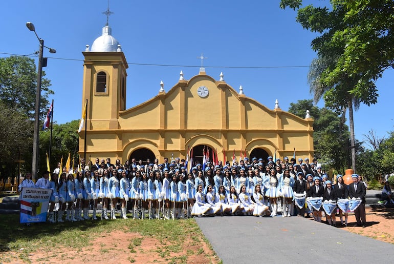 Estudiantes del colegio San Francisco de Asís, frente al templo parroquial antes del desfile.