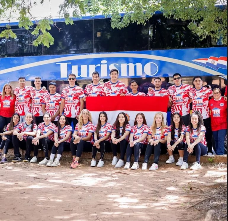 La delegación paraguaya esperando cruzar la frontera, rumbo a Playa Varese de Mar del Plata, para afrontar el Cuatro Naciones, desde mañana.