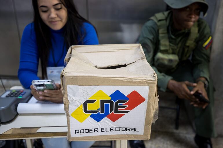 Personal del Consejo Nacional Electoral (CNE) participa en una jornada de información para las elecciones presidenciales, el 15 de julio de 2024, en Caracas (Venezuela).