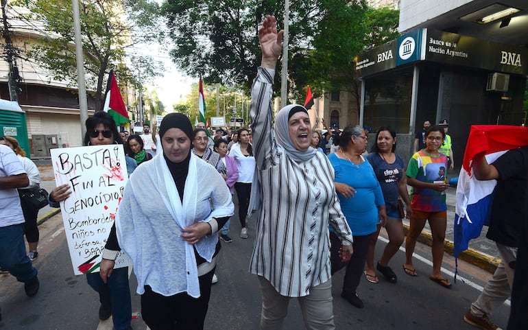 Personas se manifiestan a favor de Palestina hoy, en Asunción (Paraguay).