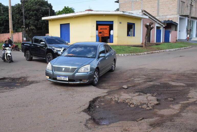 Los camiones de gran porte dejan enormes baches a su paso.