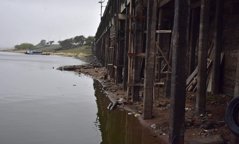 En la zona del Puerto de Asunción, el nivel del río Paraguay se registra cuatro metros menos de lo normal. 