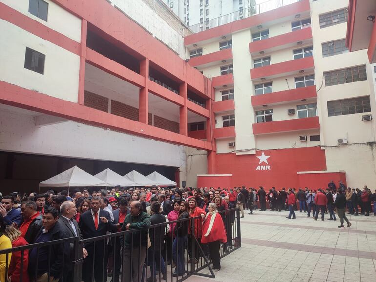 "Hurreros" colorados formaron filas desde temprano en la ANR para saludar al líder, Horacio Cartes, en la poco célebre "fecha feliz".