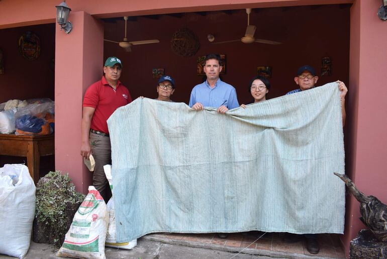 De izquierda a derecha Arsenio Sosa, técnico del CAH, la artesana Alicia Páez de Rojas, el gerente zonal del CAH, Oscar Ferreira, la voluntaria de la JICA, Machi  Yamamoto y el jefe del CAH de Carapeguá, Julián Leguizamón.