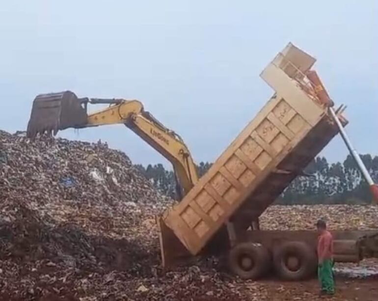 Un camión cuando arrojaba la carne de contrabando en el relleno sanitario.