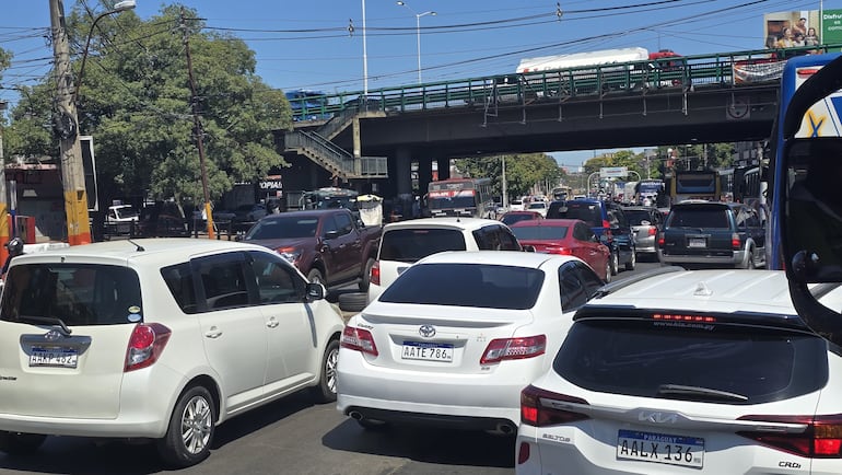 Avenida Eusebio Ayala es un calvario para los pasajeros del transporte público.