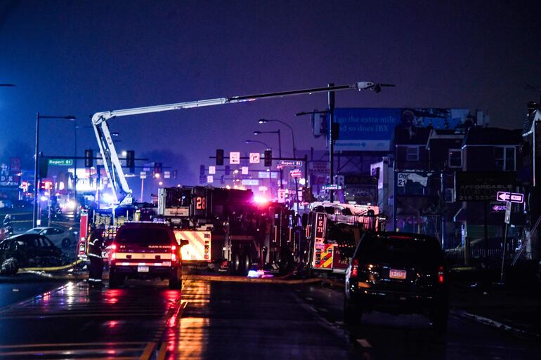 Los miembros del servicio de emergencia responden a un accidente aéreo en un vecindario cerca de Cottman Avenue en Filadelfia, Pensilvania.