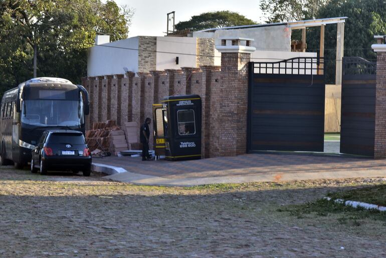 Fachada de una de las viviendas de la familia del presidente del JEM en el barrio San Isidro de Lambaré, con seguridad privada.