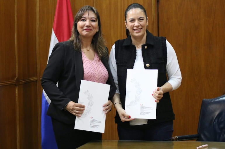 Duperly Rivera Rodríguez, representante de Calzada Construcciones y Claudia Centurión, ministra del MOPC.